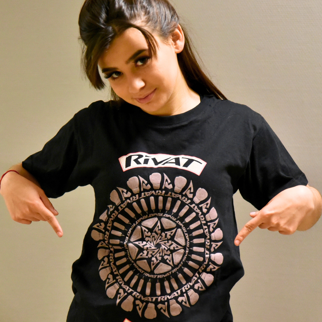 Femme portant un t-shirt présentant les équipements essentiels boxe française avec un logo Rivat