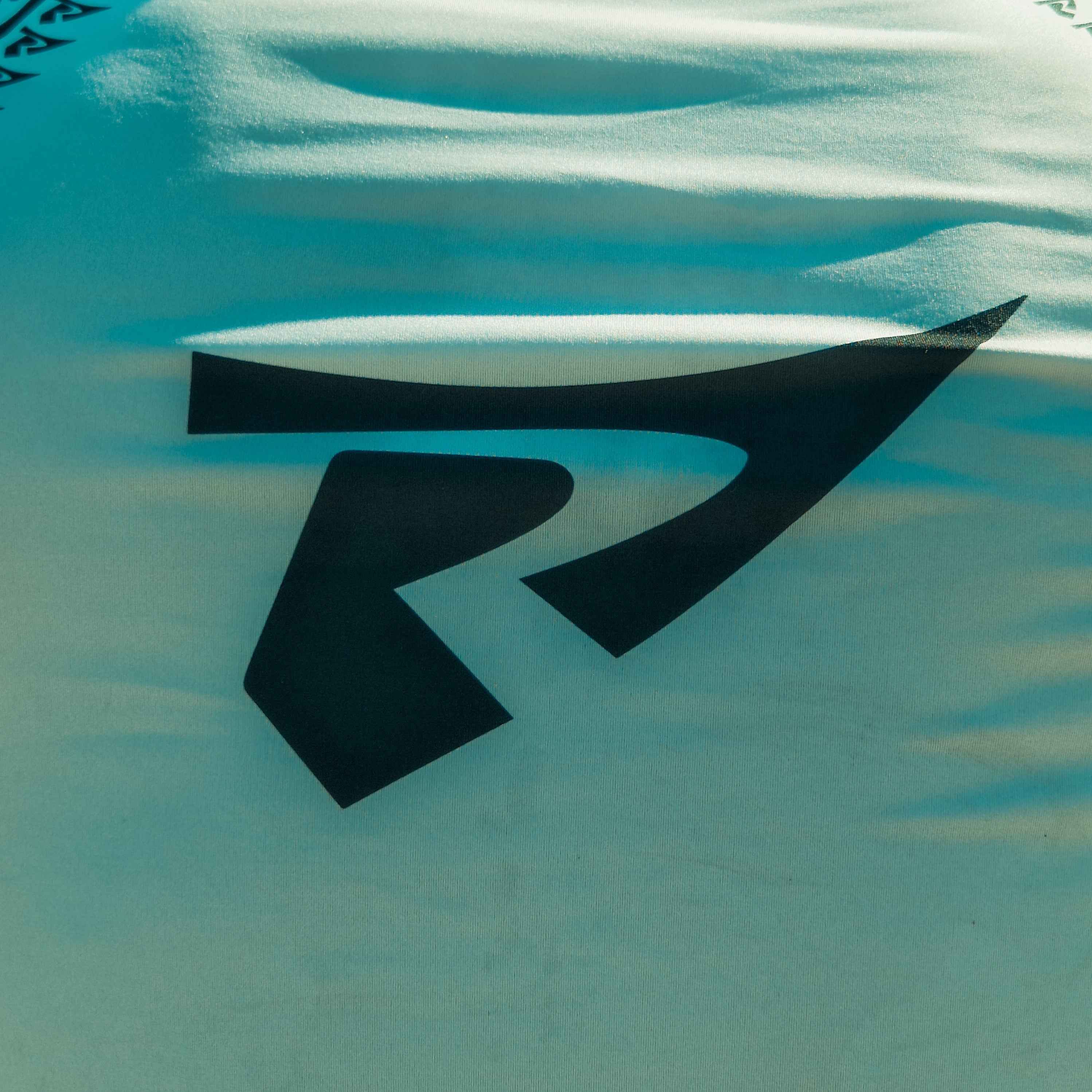 Logo RIVAT sur tissu technique bleu représentant un guide entretien textiles technique pour performance et durabilité