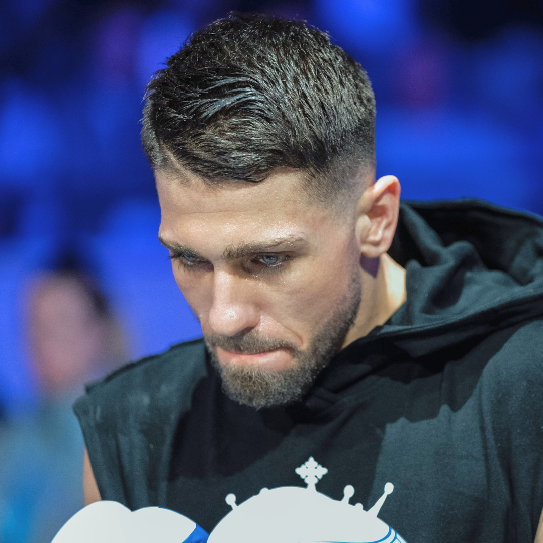 Boxeur concentré en entraînement avec des astuces pour un crochet puissant en boxe française