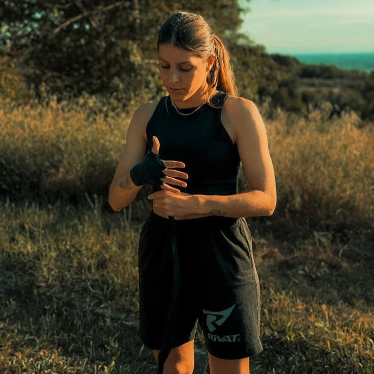 Ambassadrice boxe française Nina Bergandi préparant ses mains avant l'entraînement en plein air