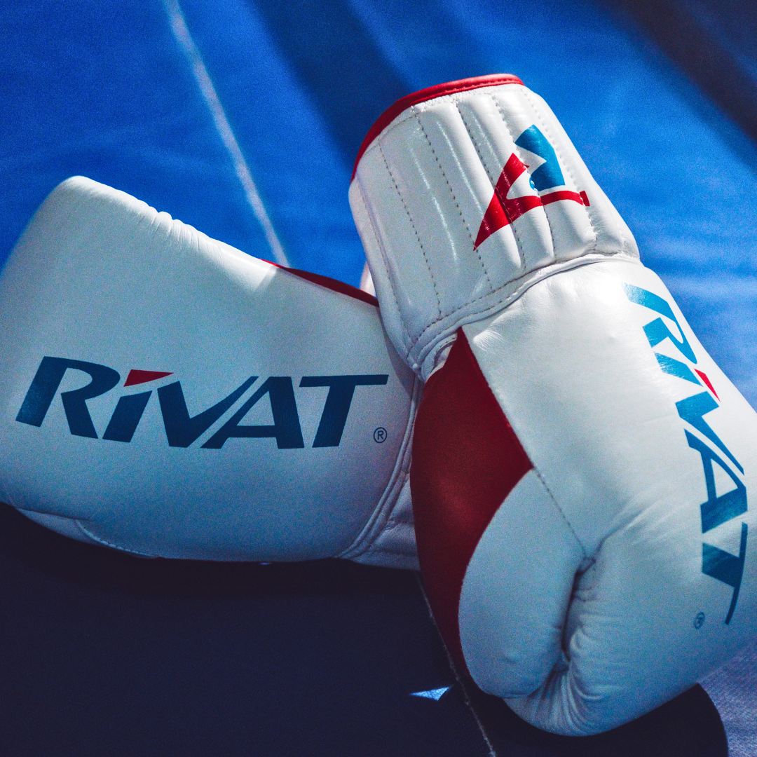 Gants de boxe Rivat blancs et rouges illustrant comment choisir ses gants de boxe pour protection et confort