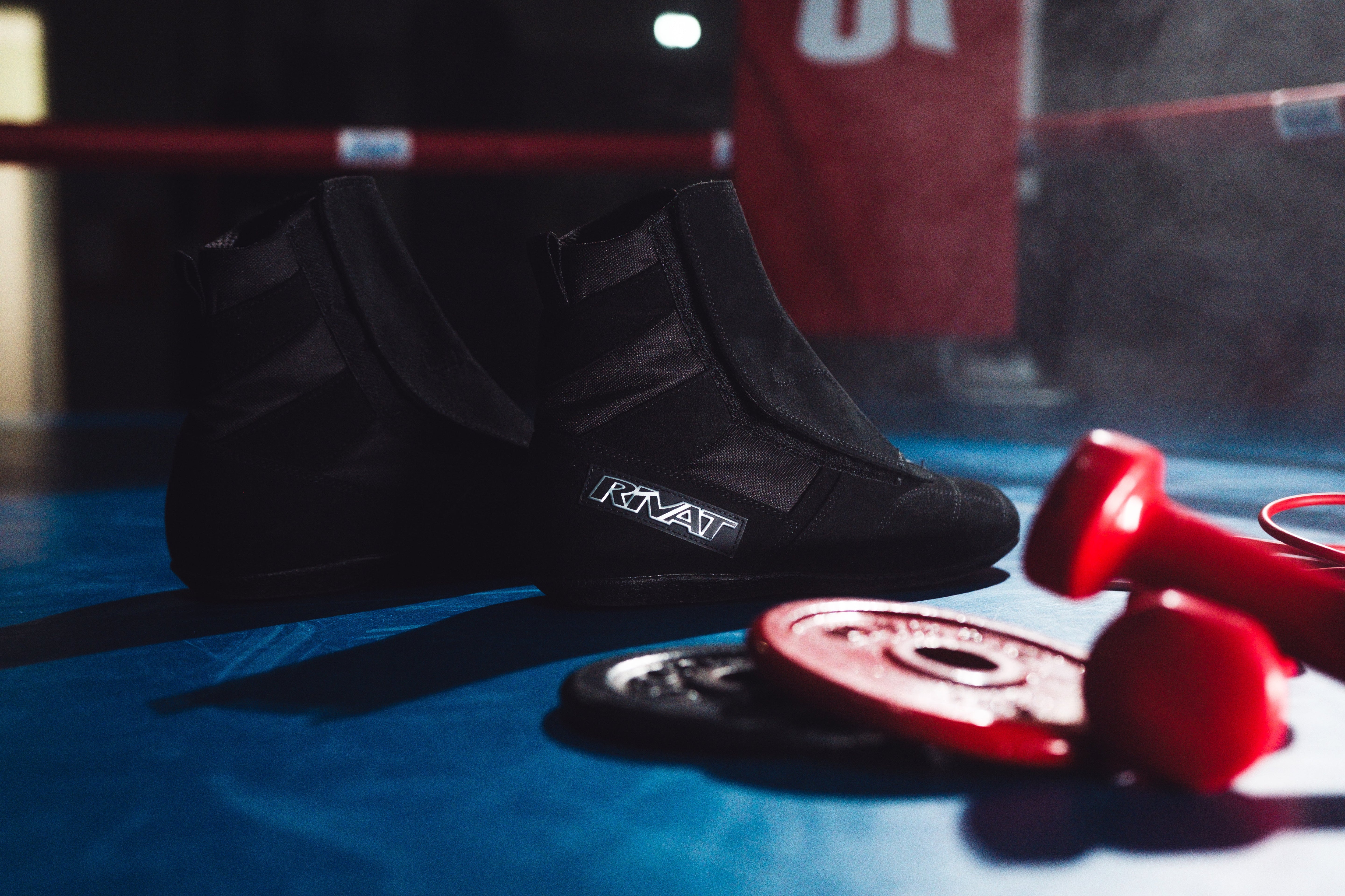 Chaussures de boxe française noires avec poids et haltères rouges pour offres spéciales boxe française