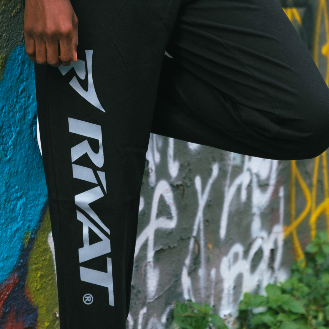 Pantalons & shorts sport noirs avec logo RVAT porté près d'un mur graffité pour entraînement