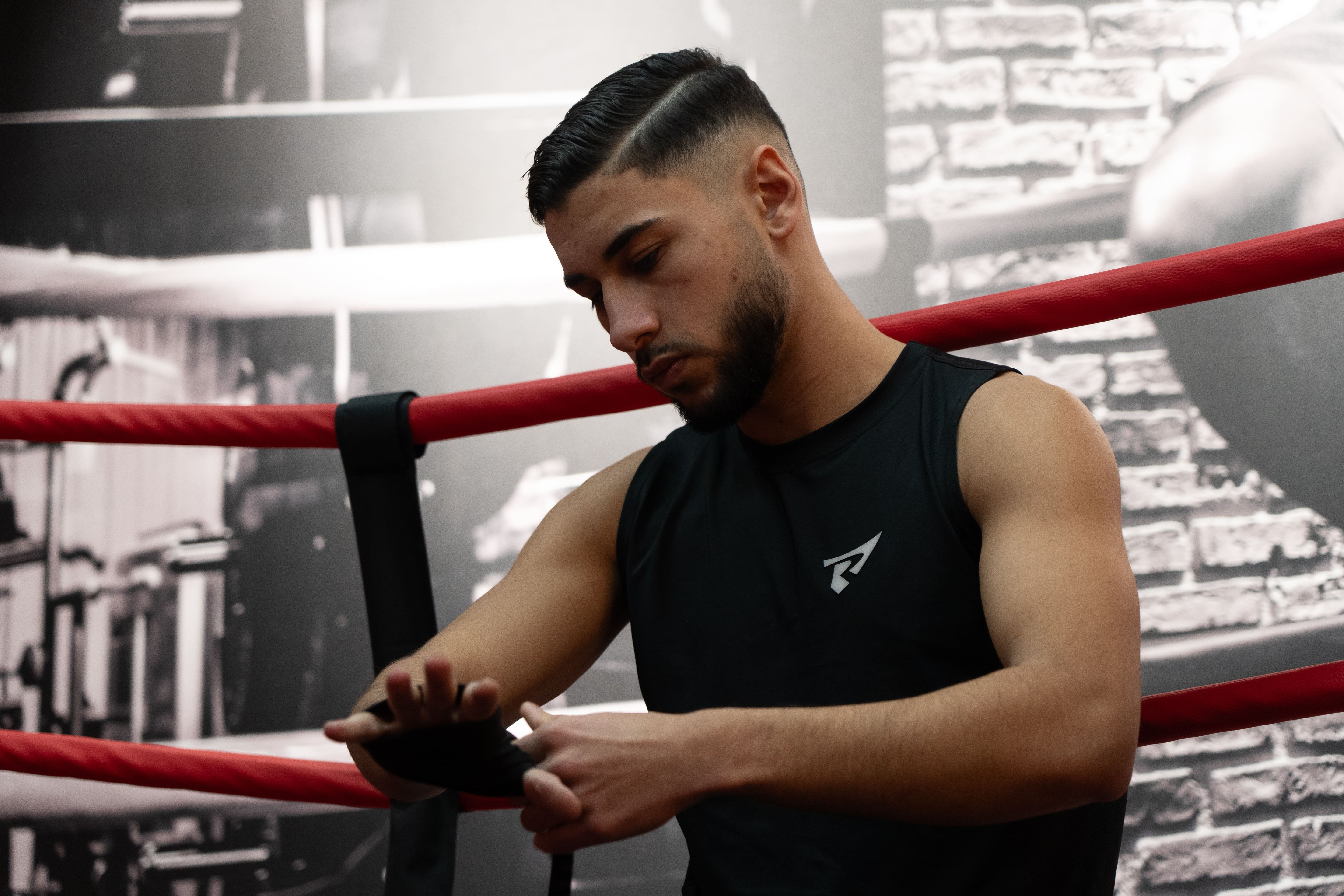 Boxeur préparant son équipement de boxe pour la RIVAT FIGHT WEEK, mettant des bandages sur ses mains