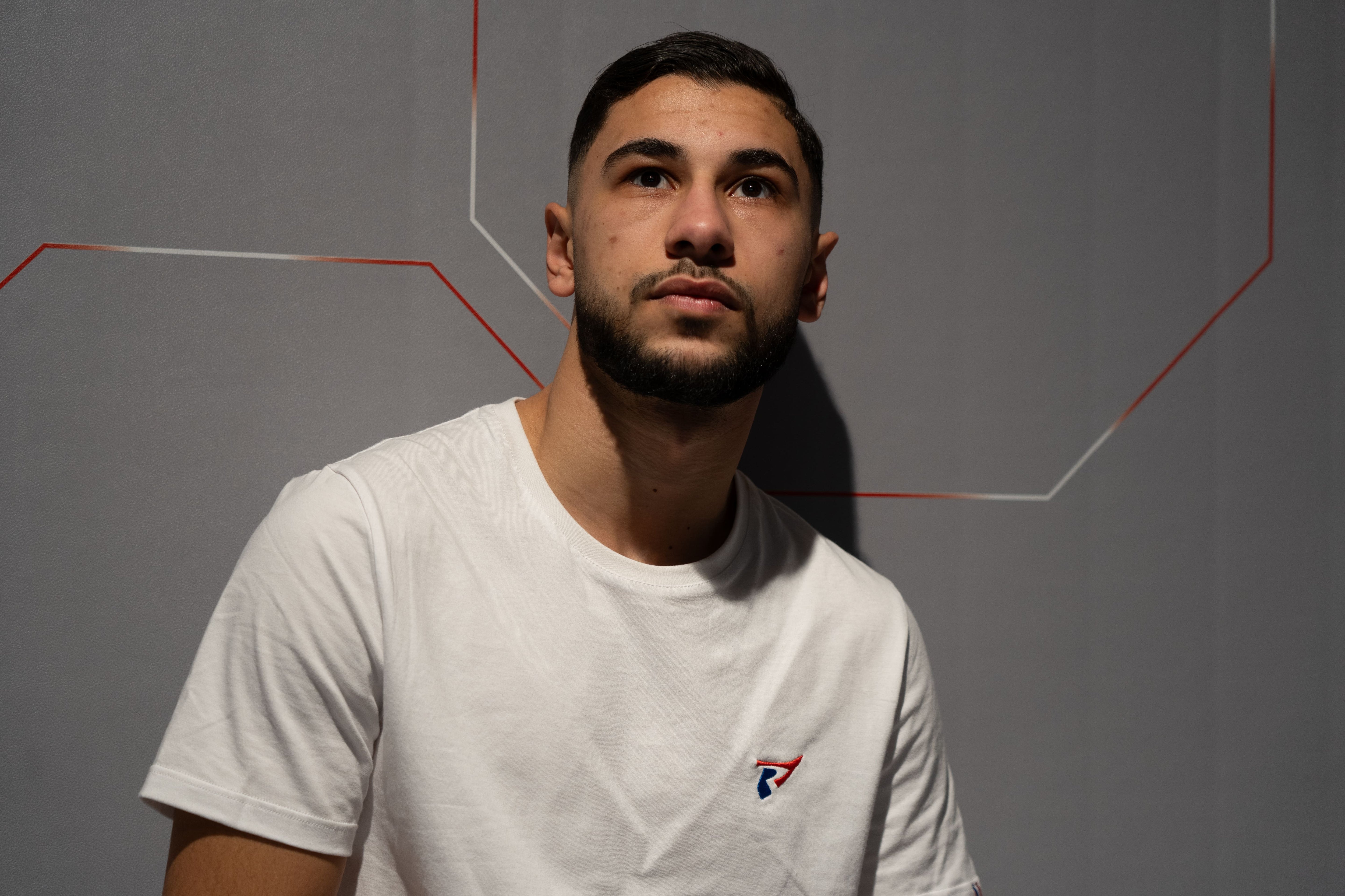 Homme portant un t-shirt blanc de la collection EVO de t-shirts et sweats sport homme moderne et écoresponsable