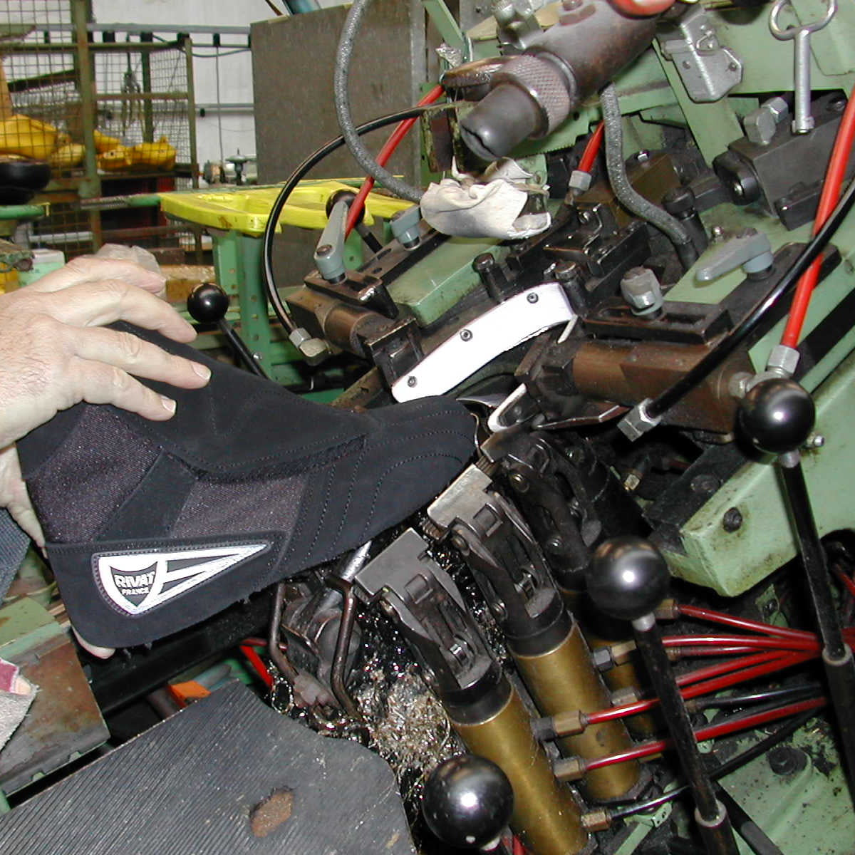 Image d'archive de RIVAT, usine de fabrication de chaussures de savate boxe française