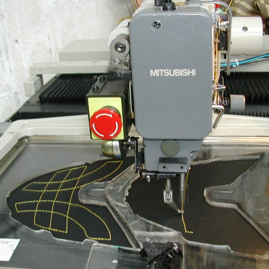 Image d'archive de RIVAT, usine de fabrication de semelles, chaussures de savate boxe française