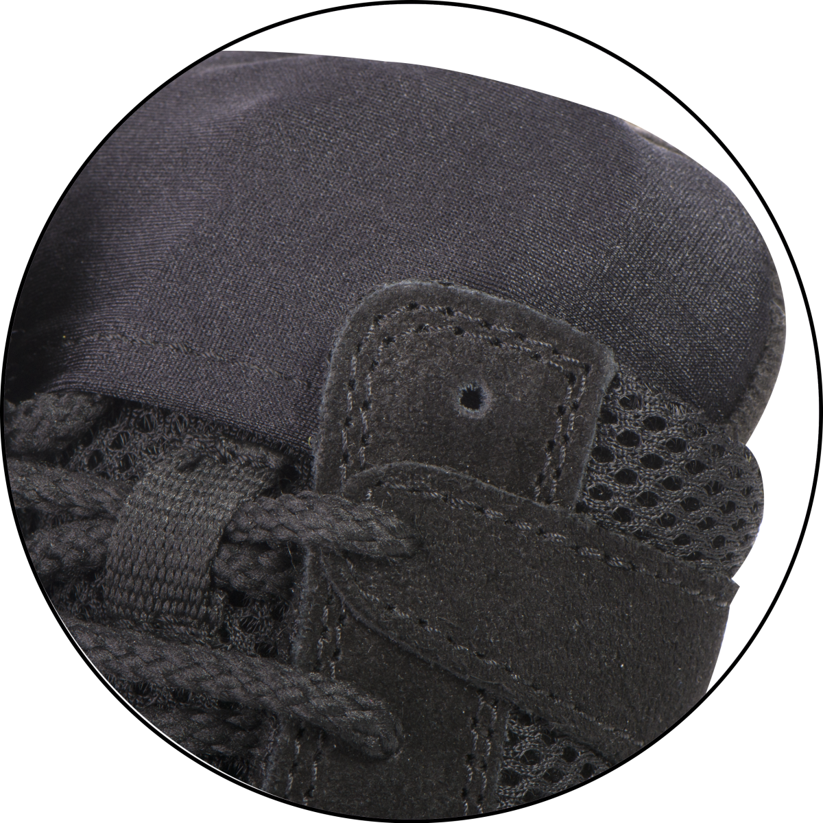 Détail en gros plan de lacets et matériau respirant sur chaussures boxe française Rivat noires