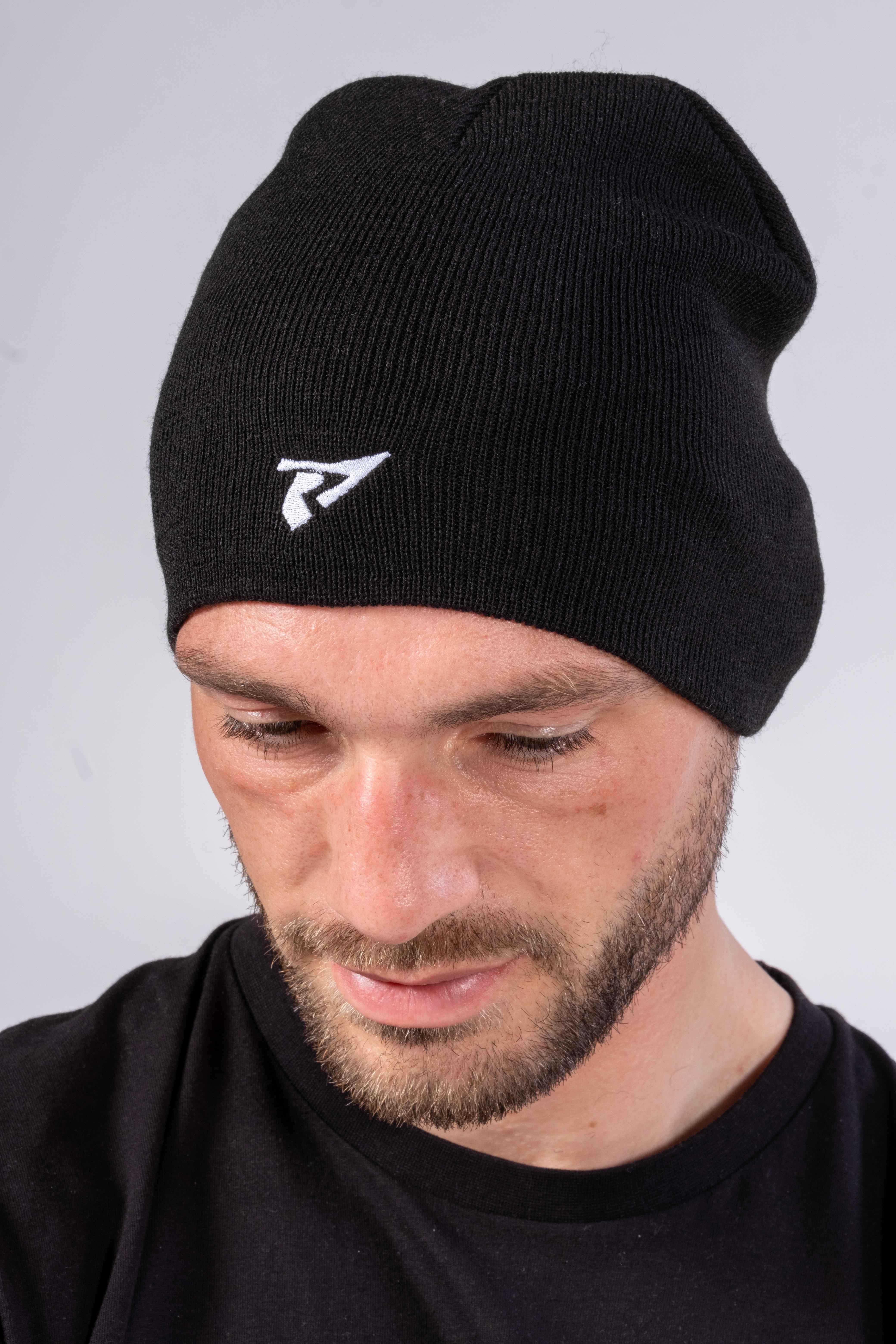 Bonnet écoresponsable noir Rivat porté par un homme avec logo blanc brodé sur le devant