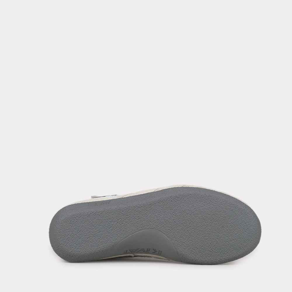 Semelle grise de chaussures de boxe française Rivat vue de dessous sur fond blanc