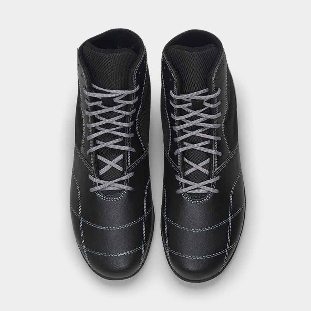 Chaussures de boxe française Rivat noires avec lacets gris et coutures renforcées pour entraînement