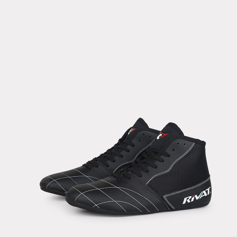 Chaussures de boxe noires Rivat avec design montantes et coutures blanches résistantes