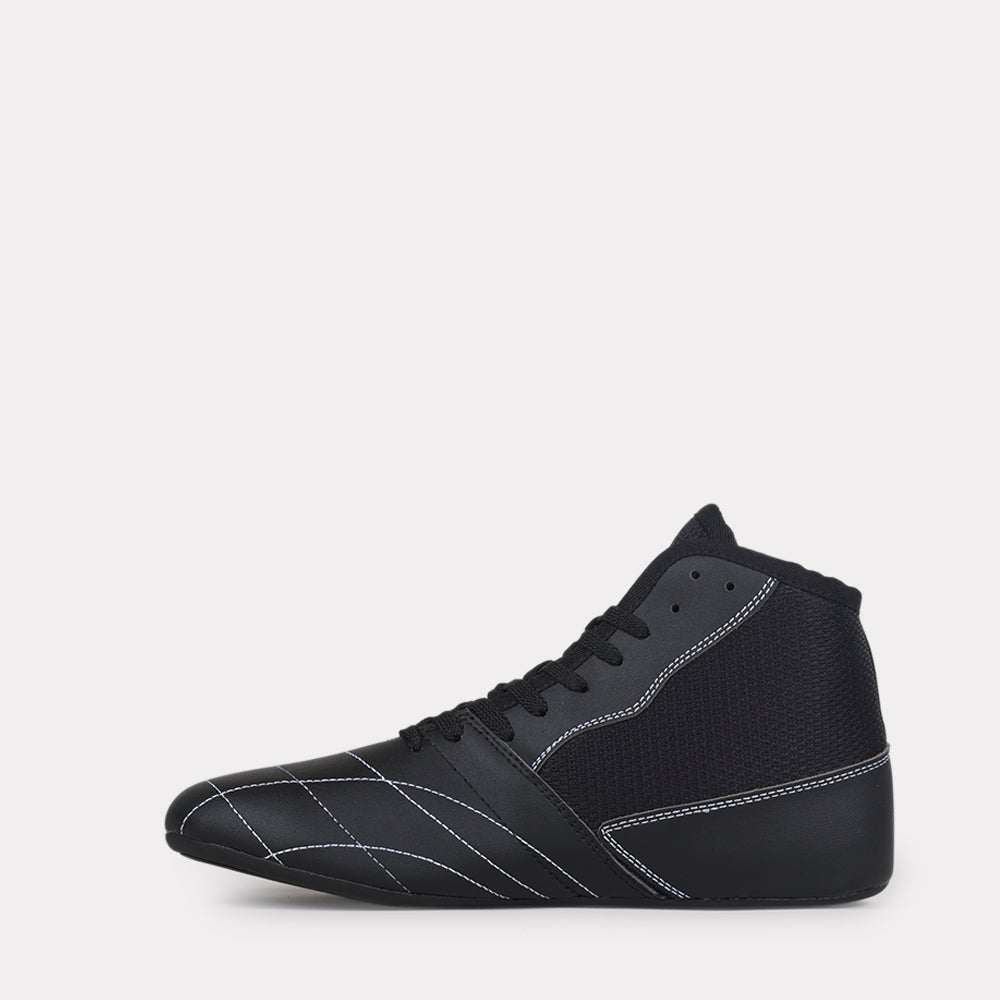 Chaussures de boxe noires Rivat avec design léger et coutures blanches pour un meilleur maintien