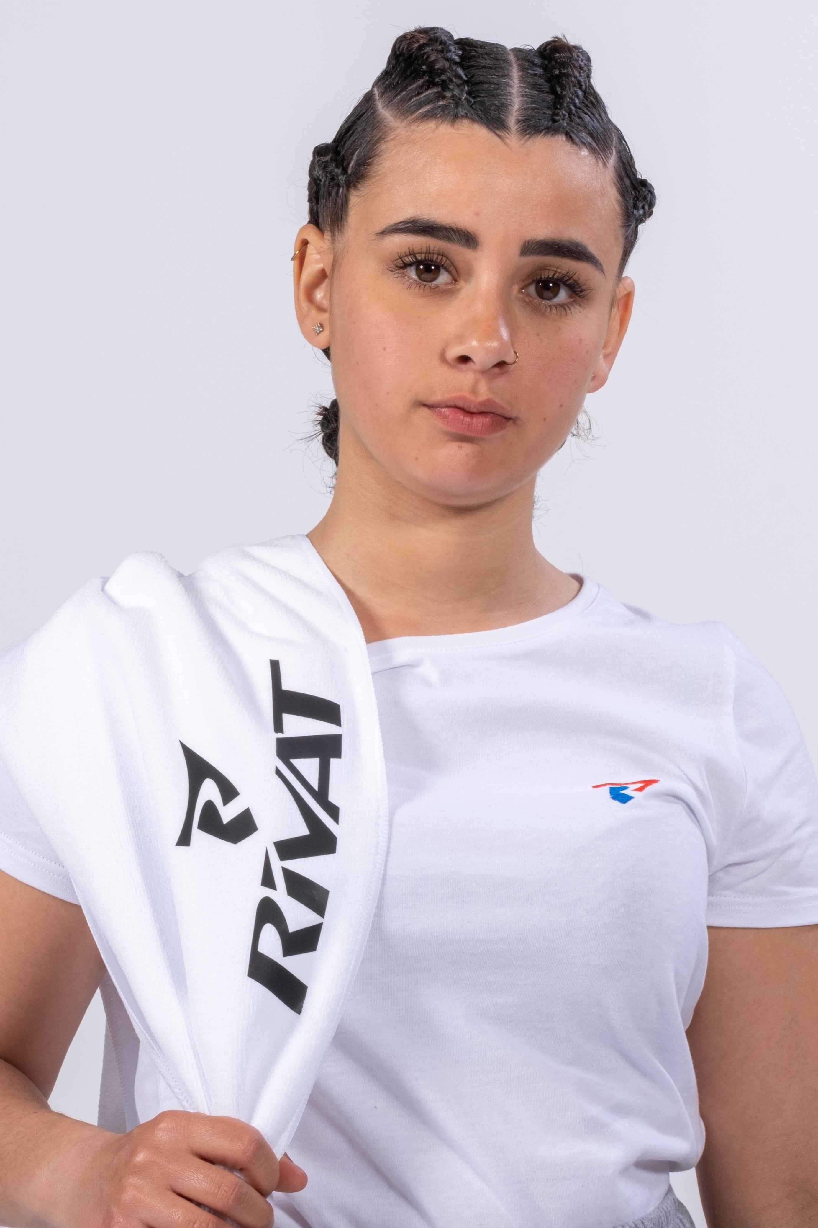 Femme tenant une serviette microfibre sport blanche de la marque Rivat sur l'épaule