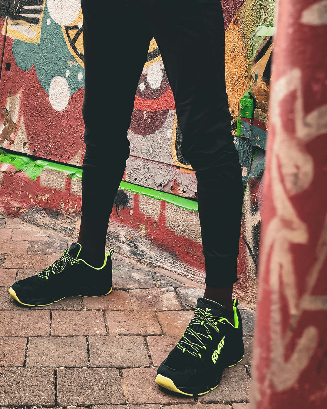 Thomas SILVESTRI, boxeur de savate boxe française au Royal Boxing Club de Marseille, avec l'équipement de la marque française RIVAT. Chaussure de savate forme et de fitness CROSS