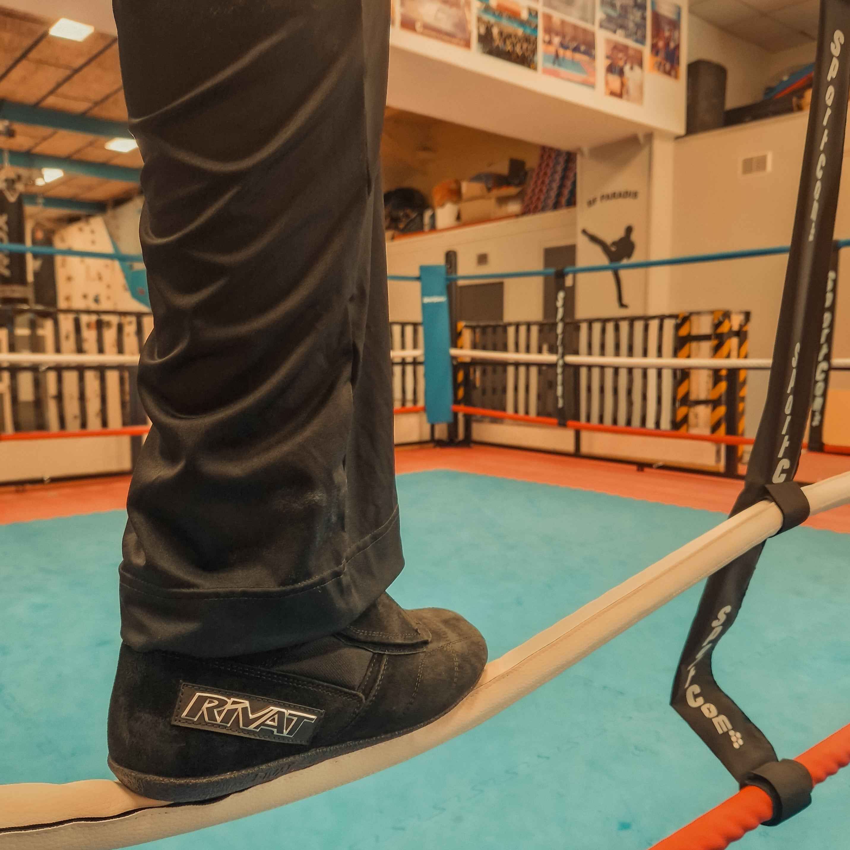 Chaussure RIVAT portée dans un ring de boxe française illustrant le guide des tailles chaussures boxe française
