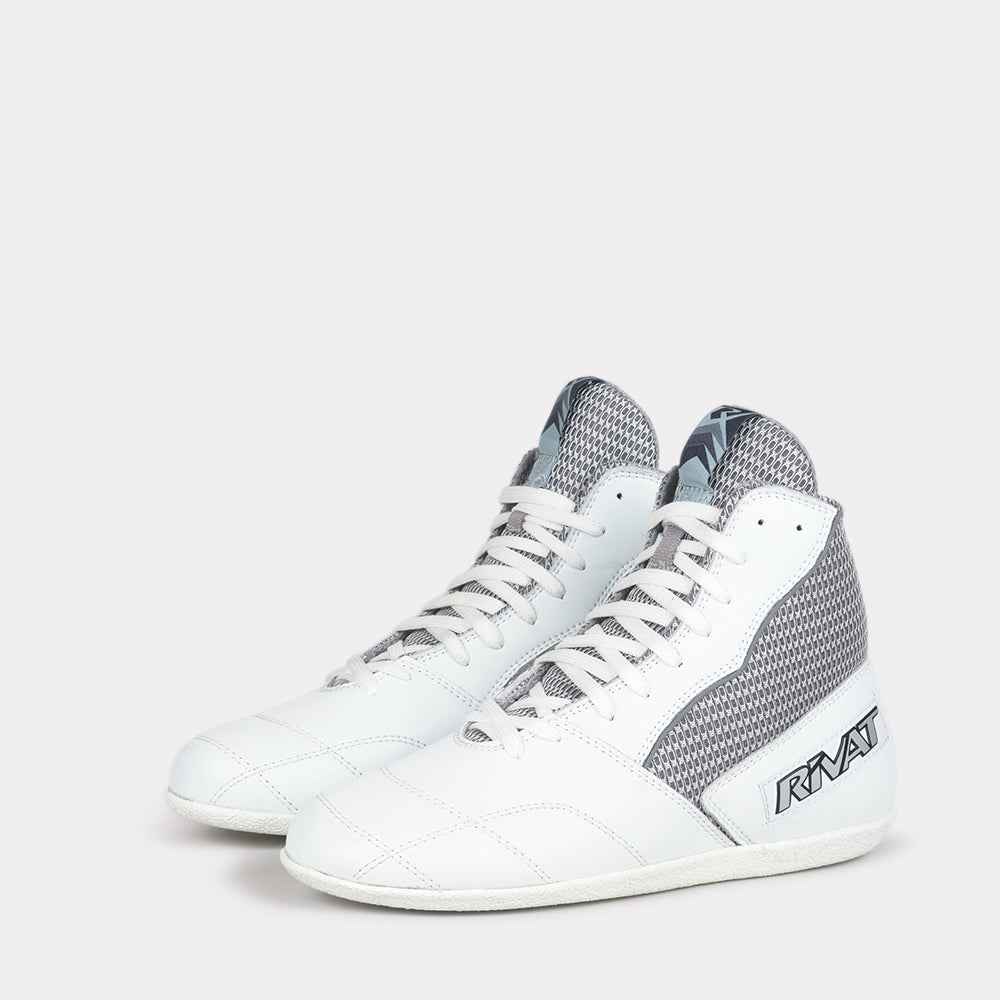 Chaussures de boxe française Rivat blanches et grises montantes avec lacets pour entraînement