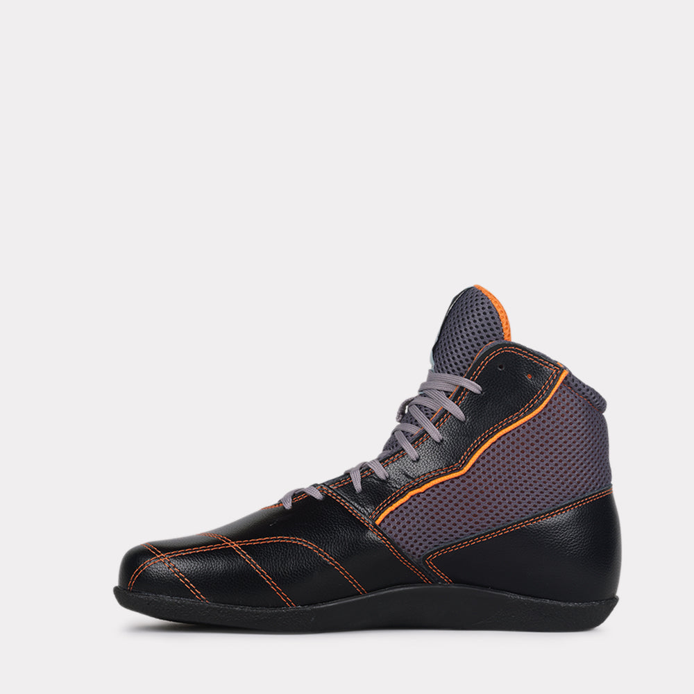 Chaussures de boxe française noires avec surpiqûres orange et tige en mesh respirant par Rivat