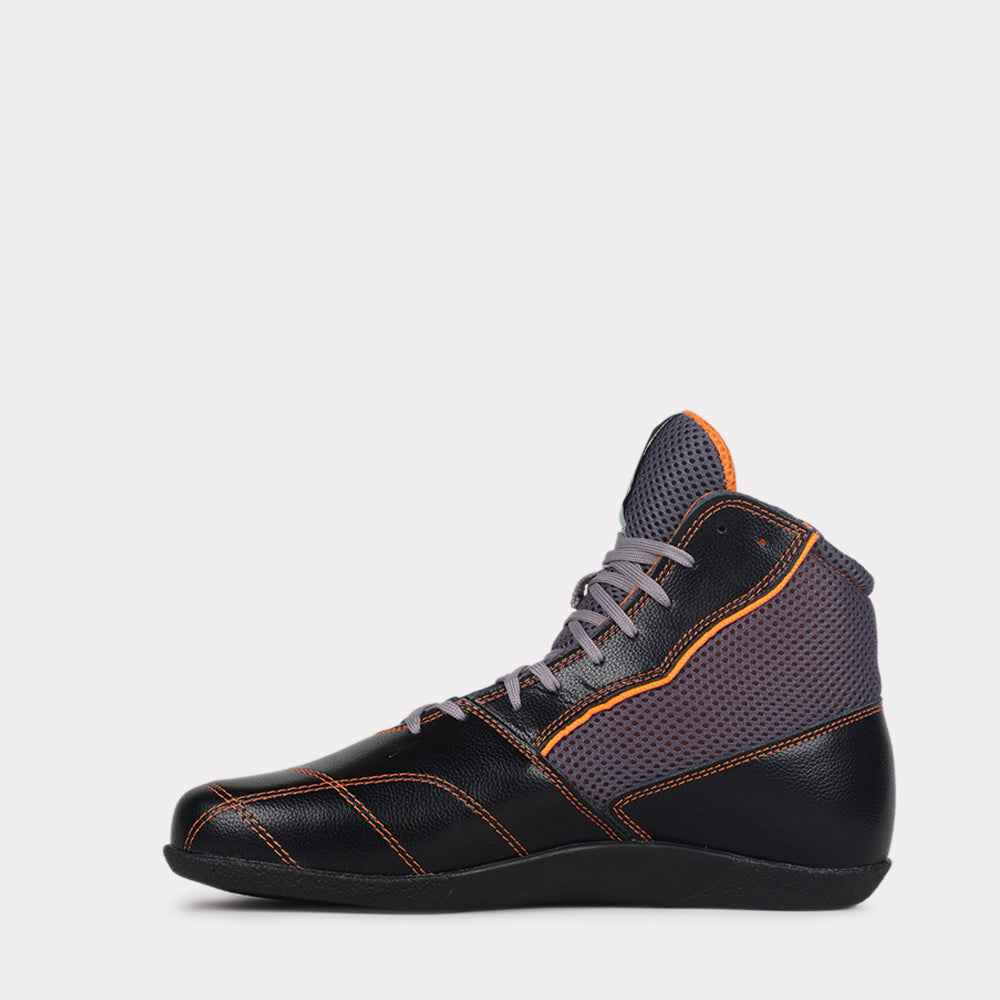 Chaussures de boxe française Rivat noires avec détails orange et mesh respirant