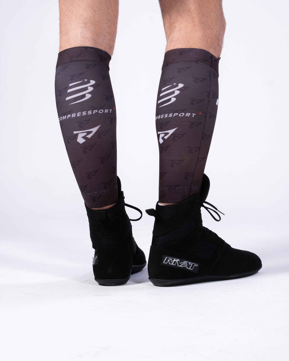 Manchon de compression pour boxe française noir porté avec chaussures de boxe Rivat