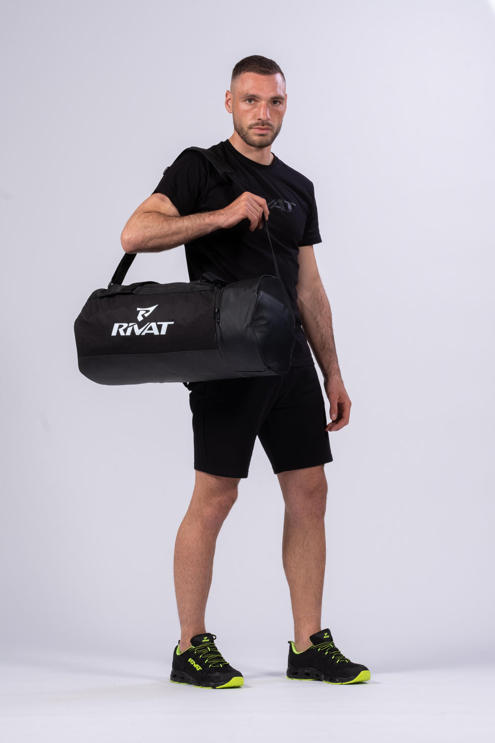 Athlete carrying a black RIVAT EVO sport bag
