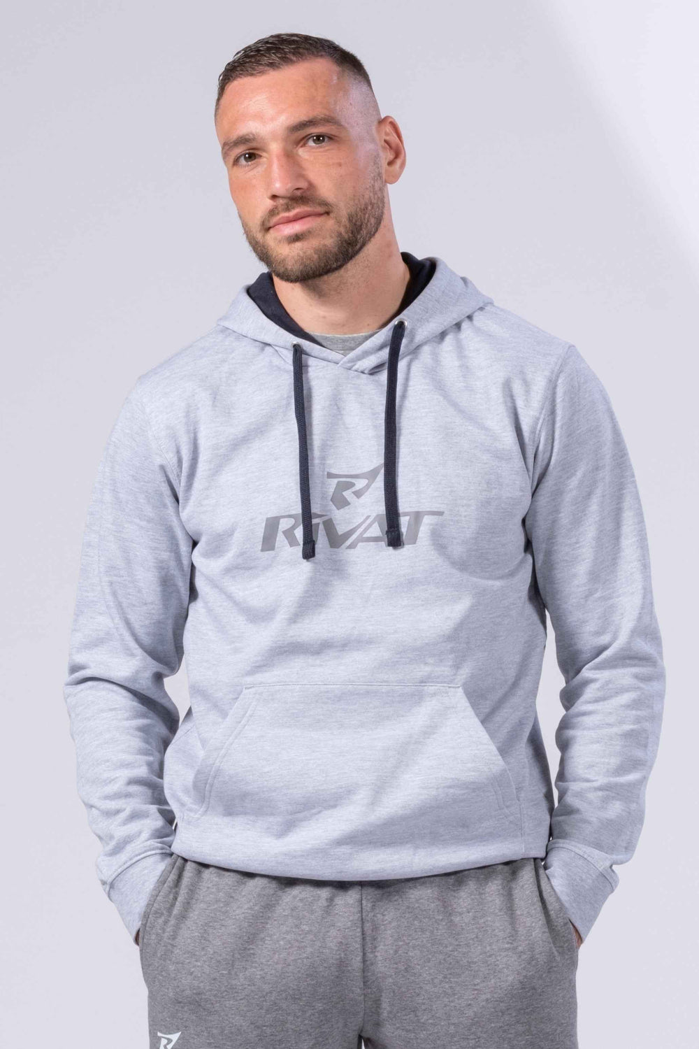 sweat-shirt homme gris sport Rivat à capuche avec logo devant porté par homme