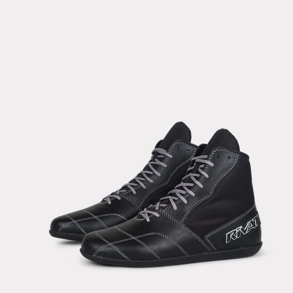 Paire de chaussures de boxe française noires Rivat avec lacets gris et logo sur le côté