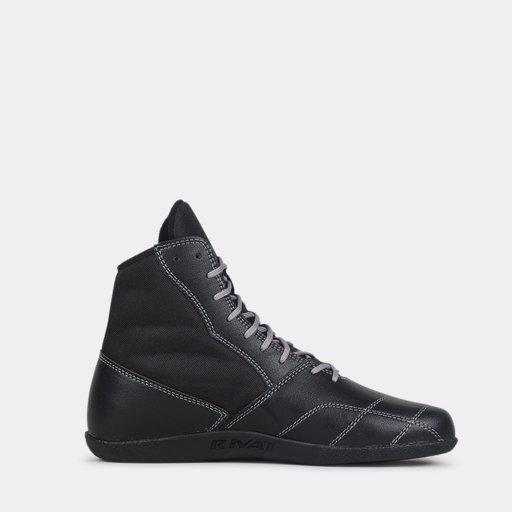Chaussures de boxe française noires Rivat montantes avec lacets gris et couture blanche