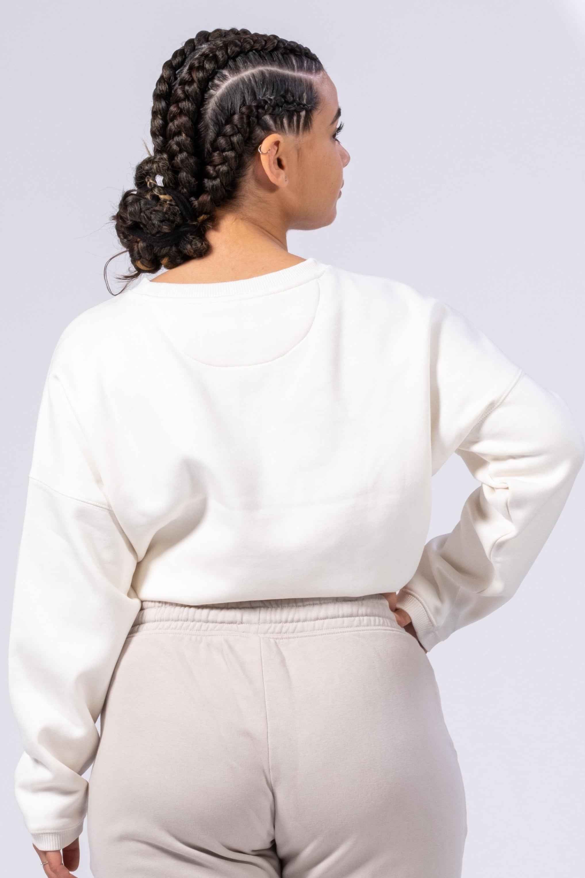 Femme portant un sweat-shirt oversize femme ivoire de dos style décontracté Rivat