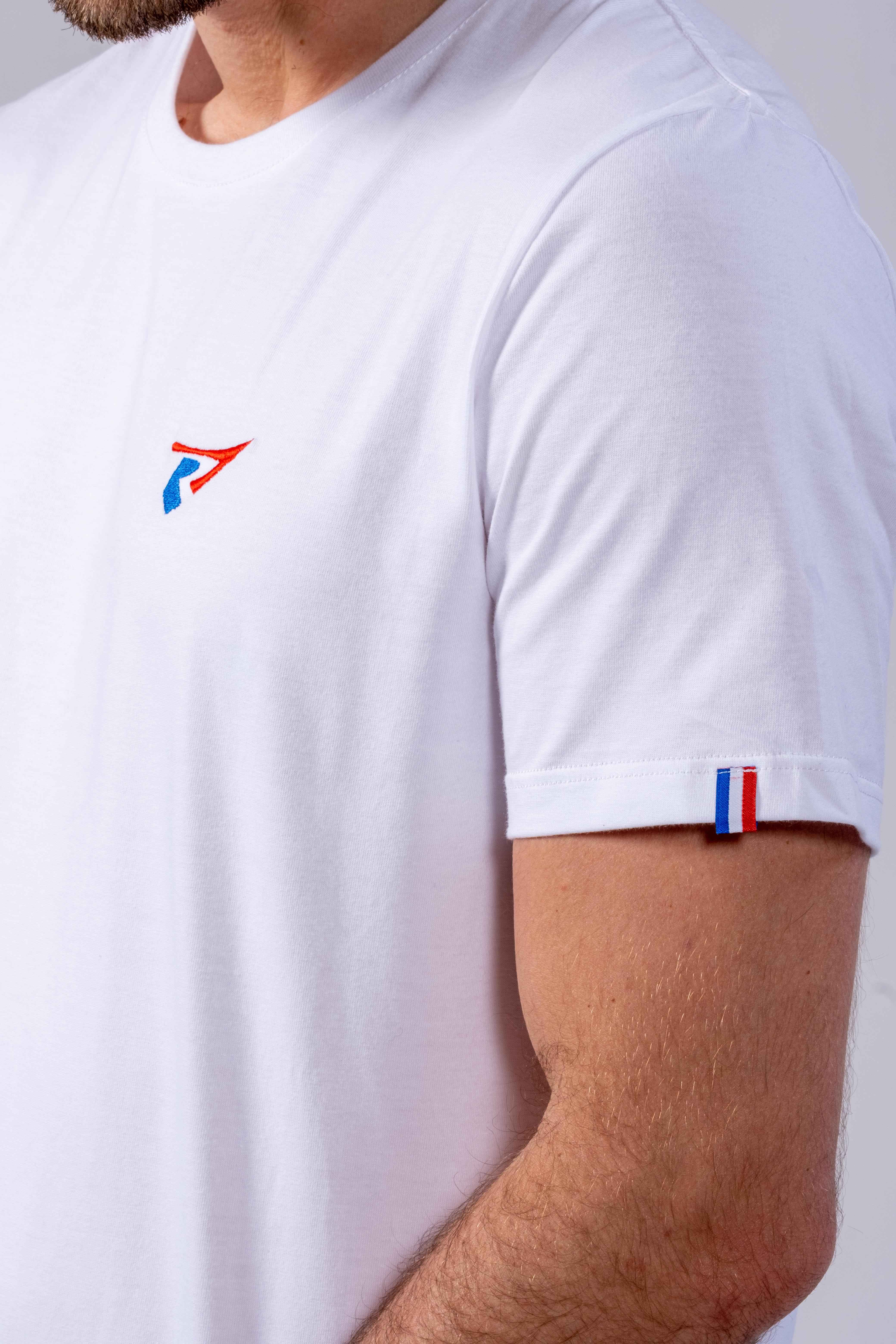 T-shirt homme made in France blanc avec petit logo tricolore et détail drapeau sur la manche