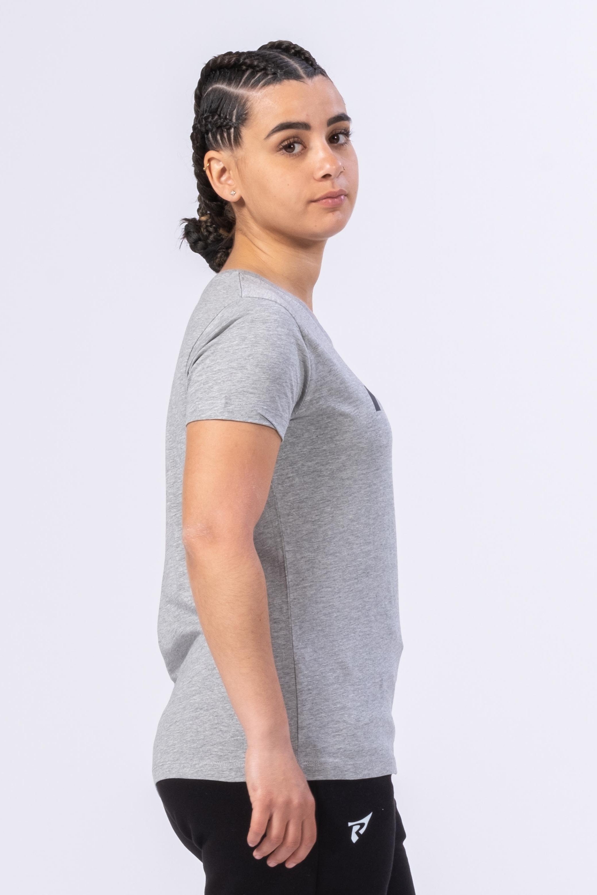 Modèle femme portant un t-shirt gris coton femme Rivat à manches courtes et coupe ajustée
